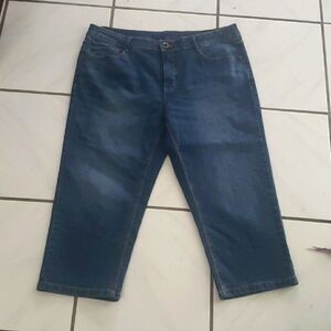 Like new simple, classic style pair of capri jeans pants